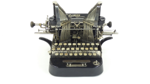 THE COURIER TYPEWRITER AO 1903